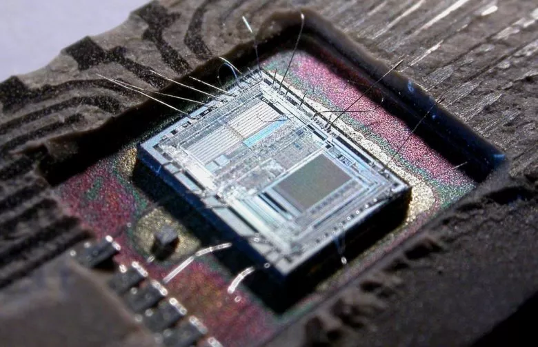Внутри Intel 8742 (8-разрядный микроконтроллер с процессором, работающим на частоте 12 МГц, 128 байт ОЗУ, 2048 байт EPROM и I / O в одном чипе)